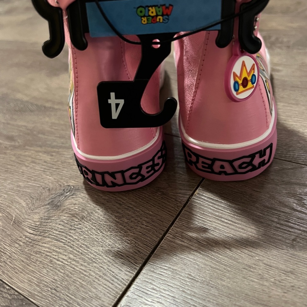 Super Mario Princess Peach High Top Sneakers Size 4 New - Picture 3 of 4
